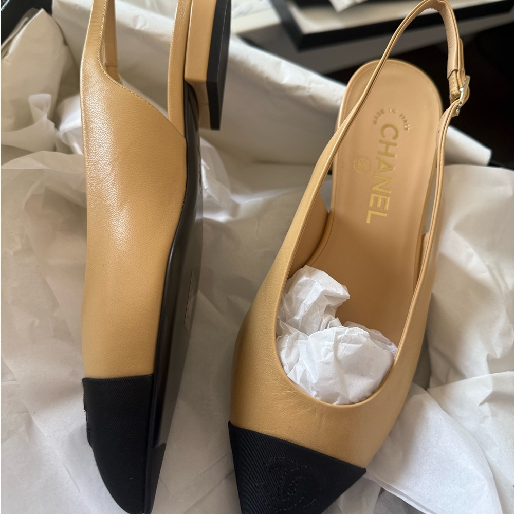 CHANEL Two-Tone Beige and Black Heels - Picture 4 of 12